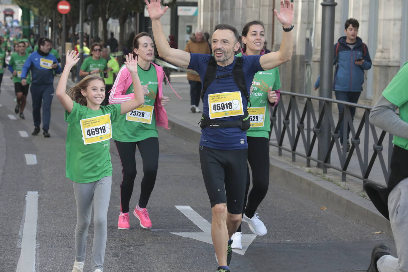 Fotos: La marcha contra el cáncer llena Valladolid de verde