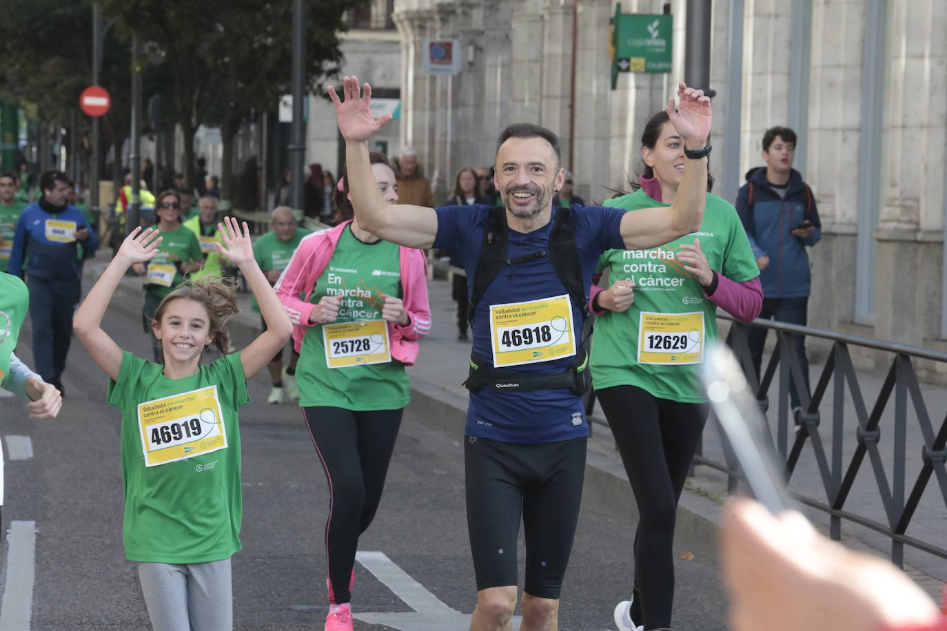 Fotos: La marcha contra el cáncer llena Valladolid de verde