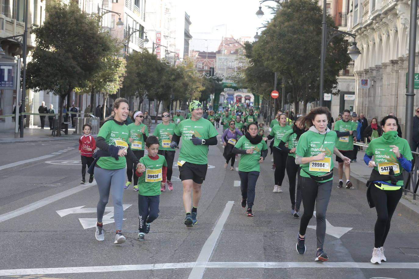 Fotos: La marcha contra el cáncer llena Valladolid de verde