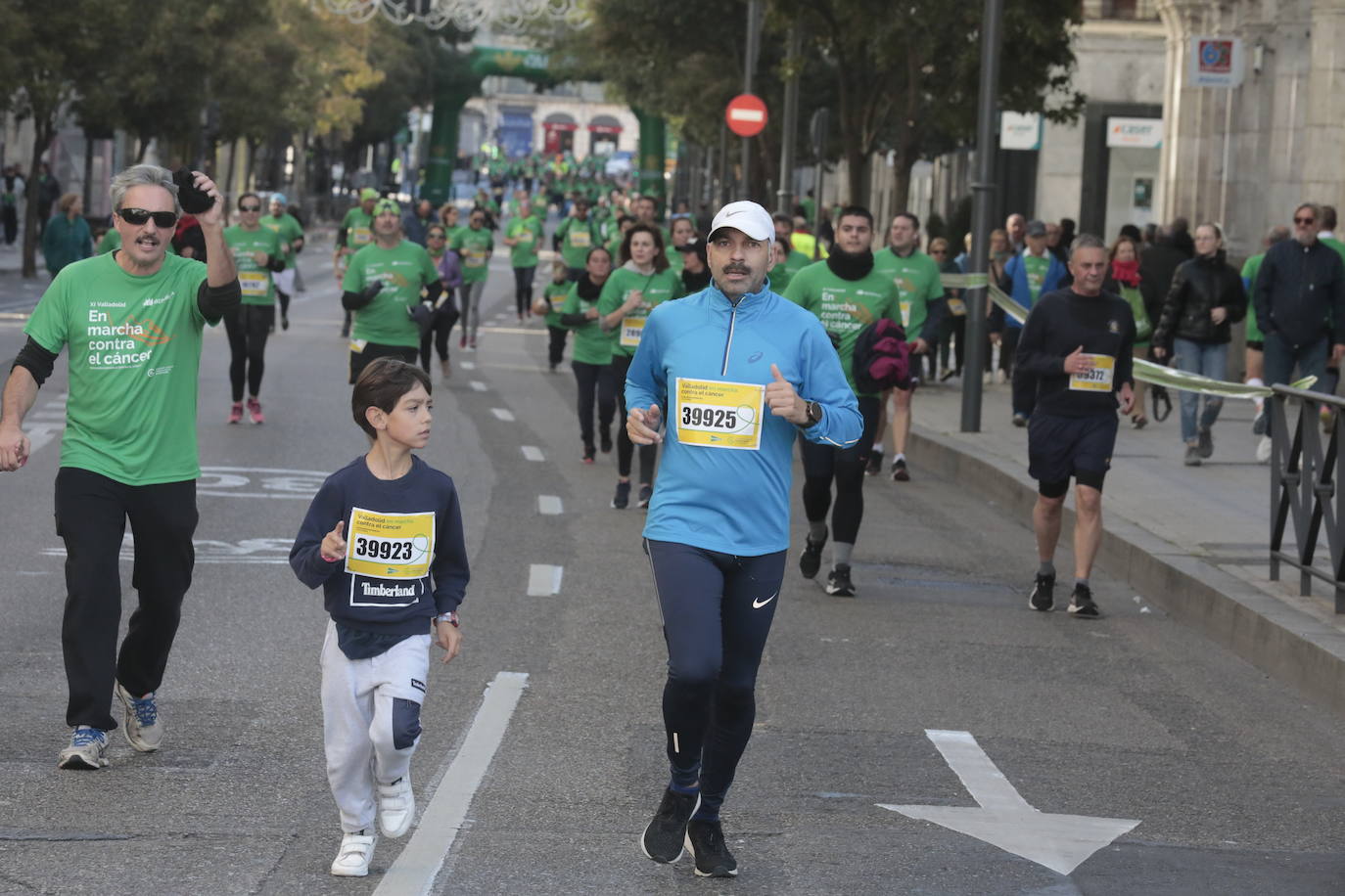 Fotos: La marcha contra el cáncer llena Valladolid de verde