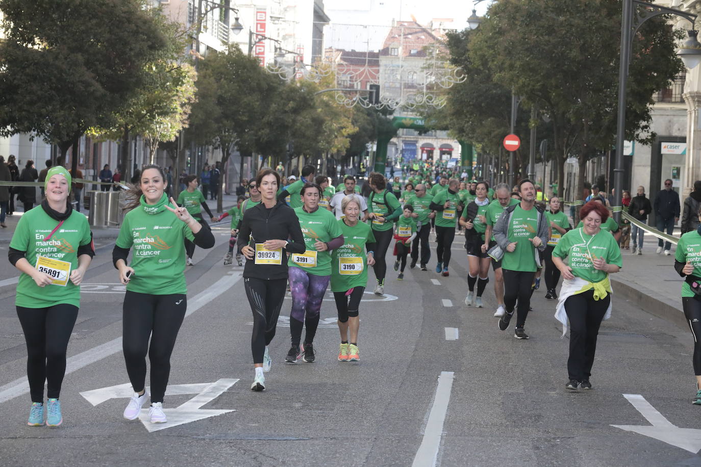 Fotos: La marcha contra el cáncer llena Valladolid de verde