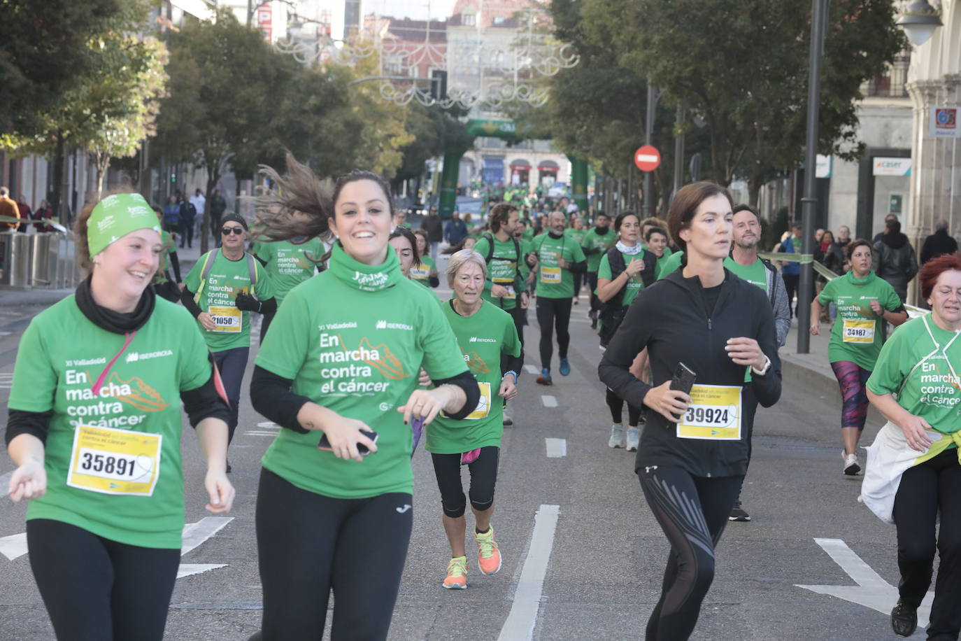 Fotos: La marcha contra el cáncer llena Valladolid de verde