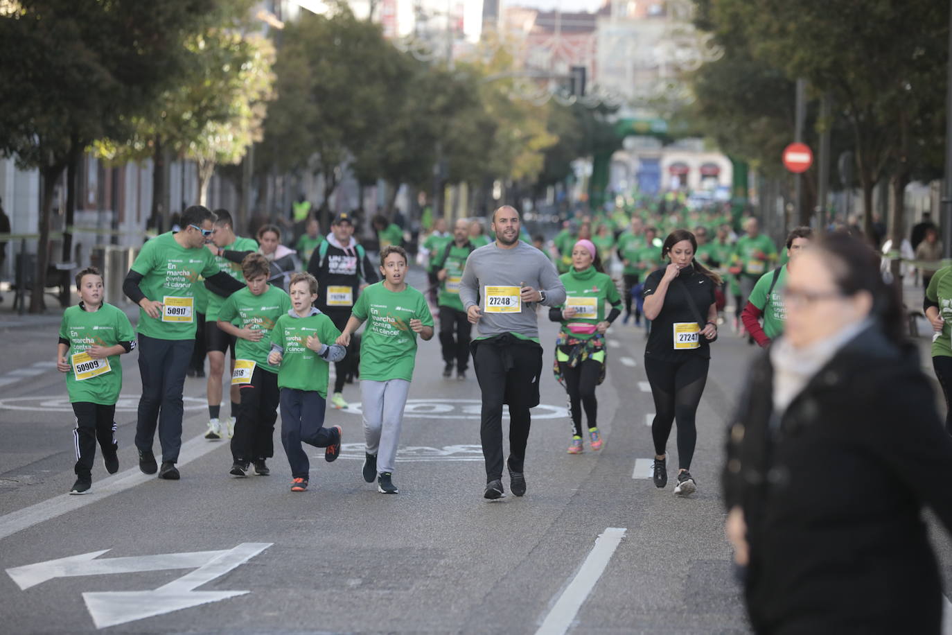 Fotos: La marcha contra el cáncer llena Valladolid de verde