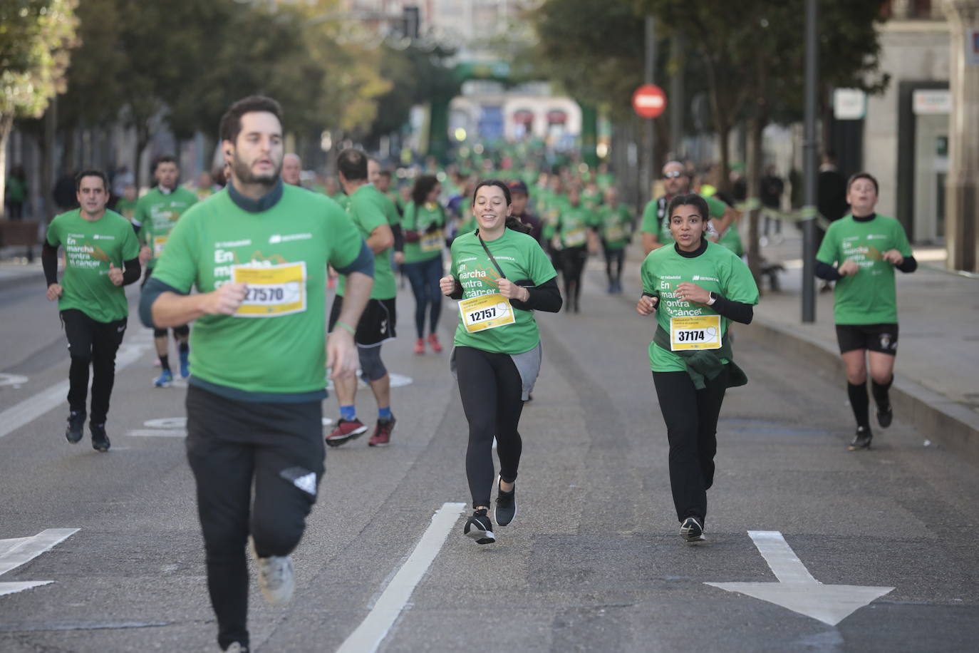 Fotos: La marcha contra el cáncer llena Valladolid de verde