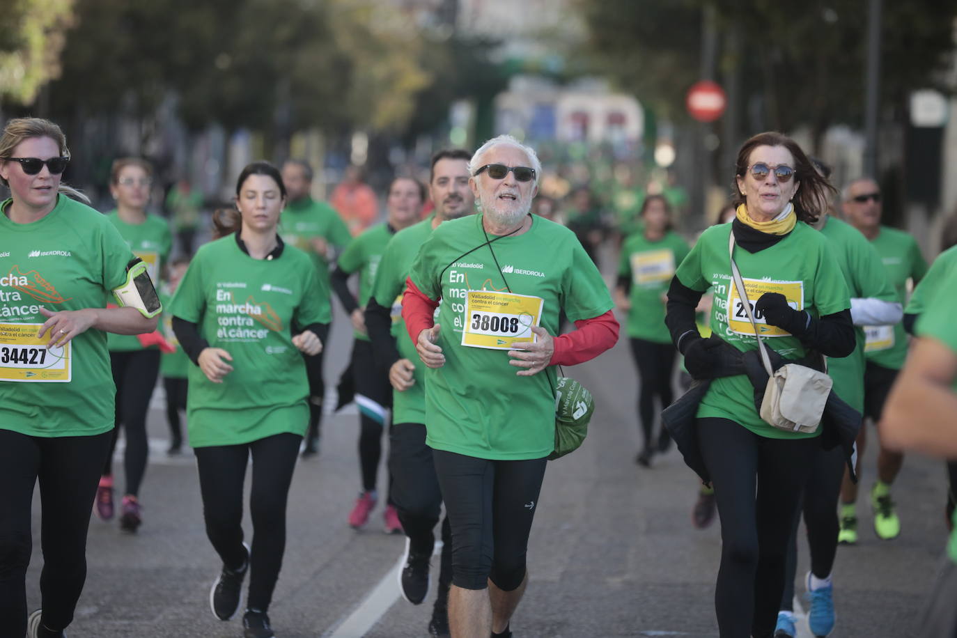 Fotos: La marcha contra el cáncer llena Valladolid de verde