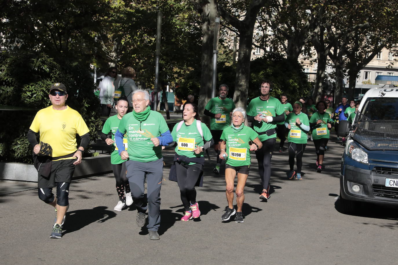 Fotos: La marcha contra el cáncer llena Valladolid de verde