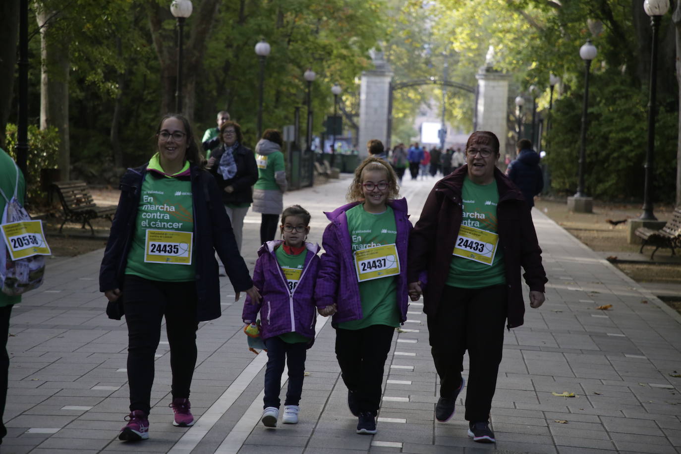 Fotos: La marcha contra el cáncer llena Valladolid de verde