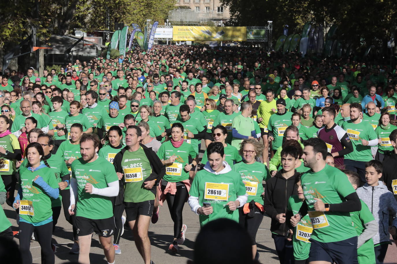 Fotos: La marcha contra el cáncer llena Valladolid de verde