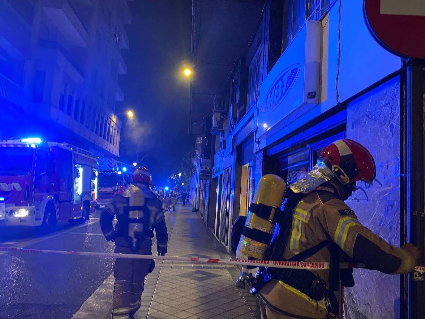 Fotos: Corte al tráfico de una céntrica calle de Valladolid por un aviso de incendio