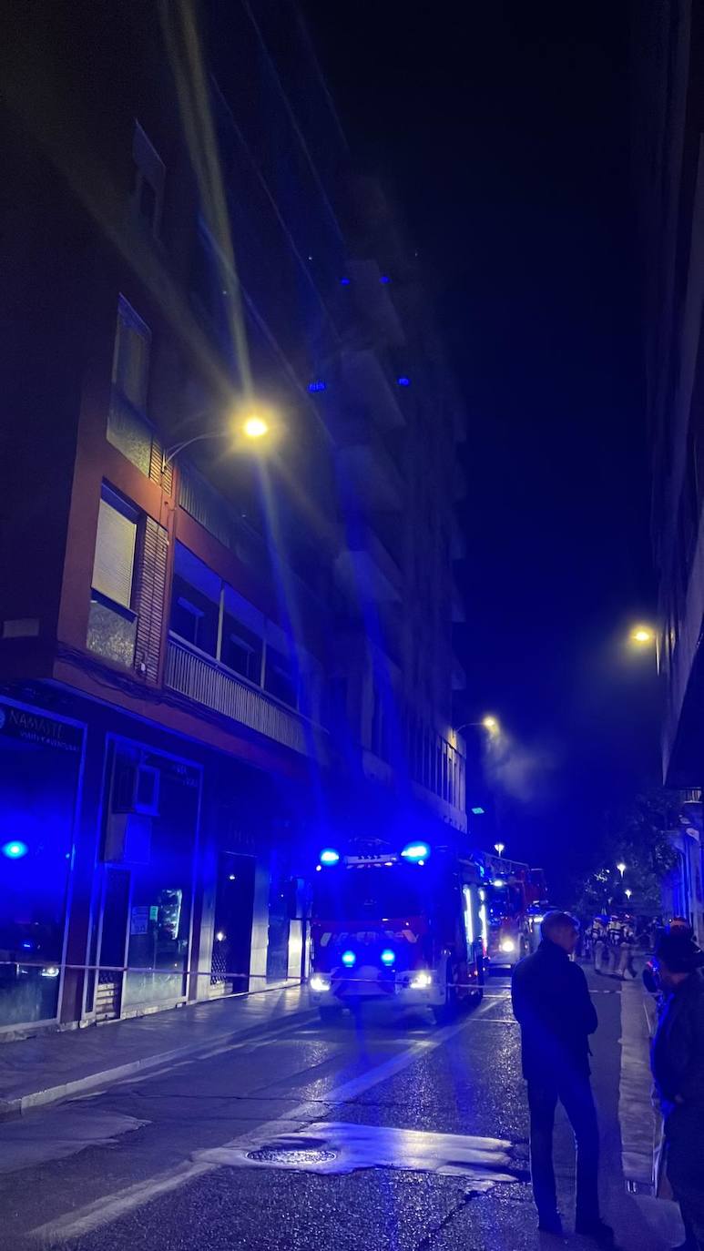 Fotos: Corte al tráfico de una céntrica calle de Valladolid por un aviso de incendio