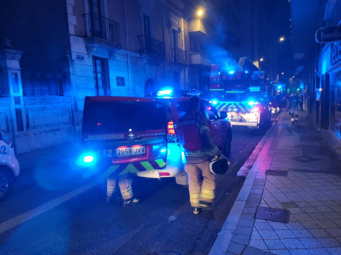 Fotos: Corte al tráfico de una céntrica calle de Valladolid por un aviso de incendio