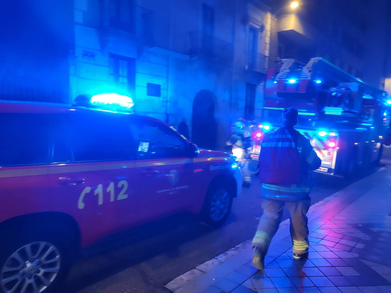 Fotos: Corte al tráfico de una céntrica calle de Valladolid por un aviso de incendio