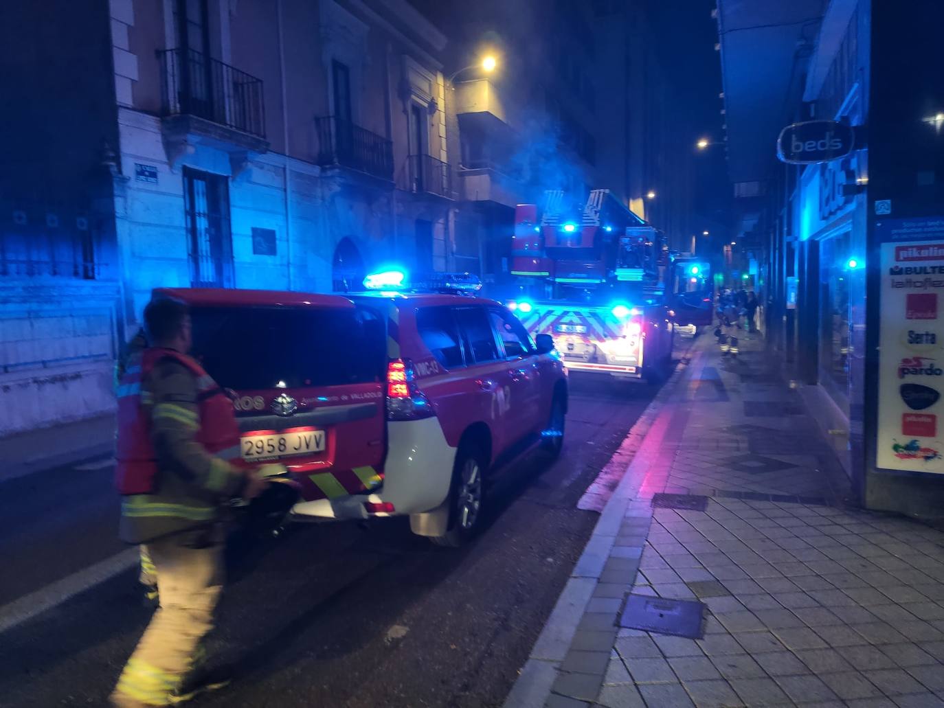 Fotos: Corte al tráfico de una céntrica calle de Valladolid por un aviso de incendio