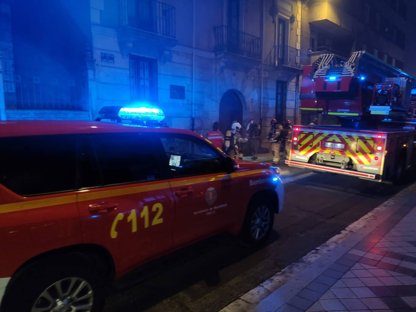 Fotos: Corte al tráfico de una céntrica calle de Valladolid por un aviso de incendio