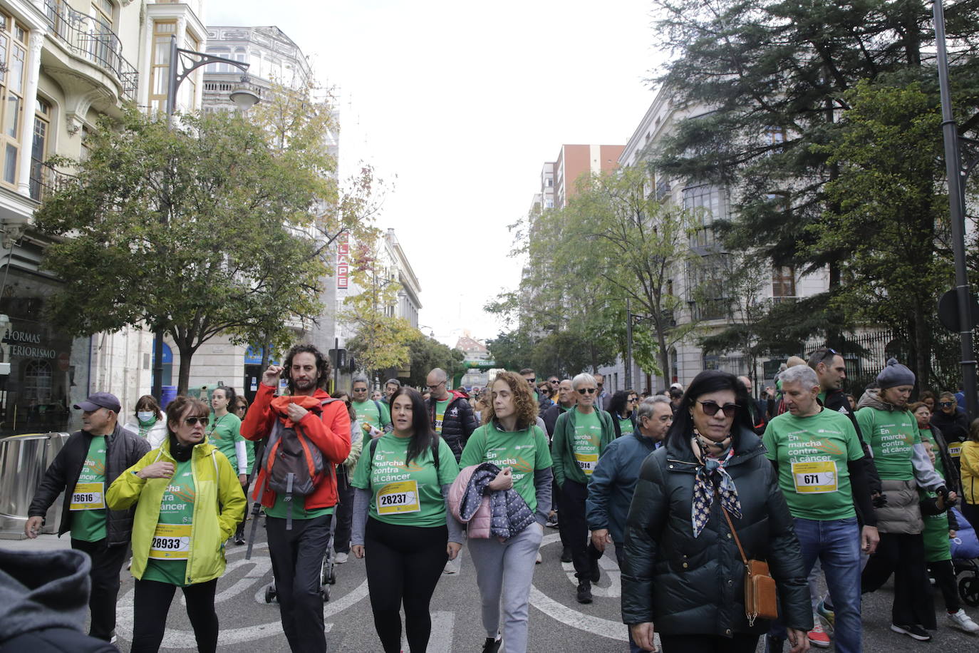 Fotos: La marcha contra el cáncer llena Valladolid de verde