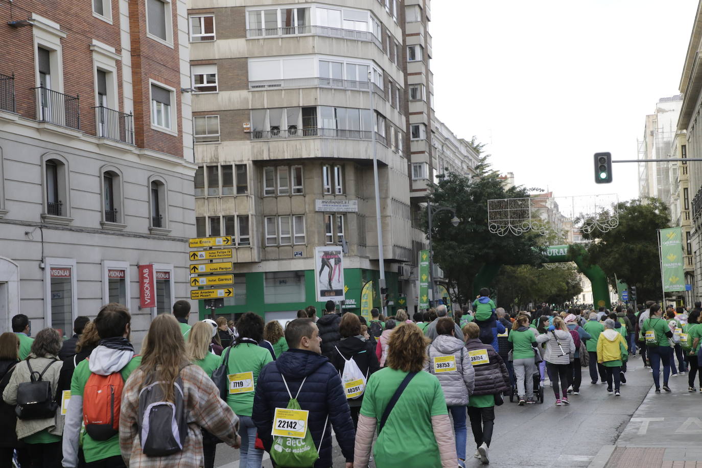 Fotos: La marcha contra el cáncer llena Valladolid de verde