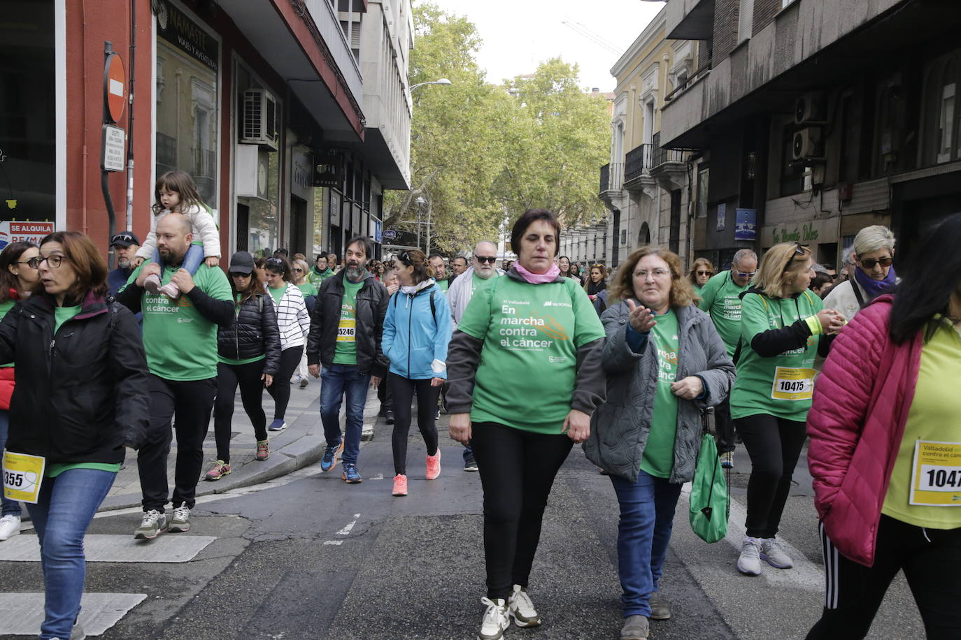 Fotos: La marcha contra el cáncer llena Valladolid de verde