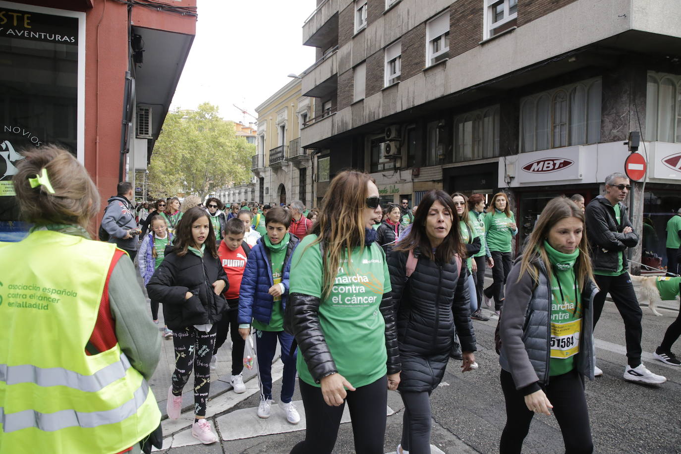 Fotos: La marcha contra el cáncer llena Valladolid de verde