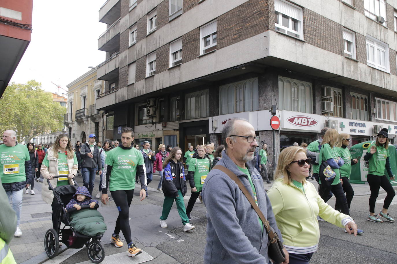 Fotos: La marcha contra el cáncer llena Valladolid de verde