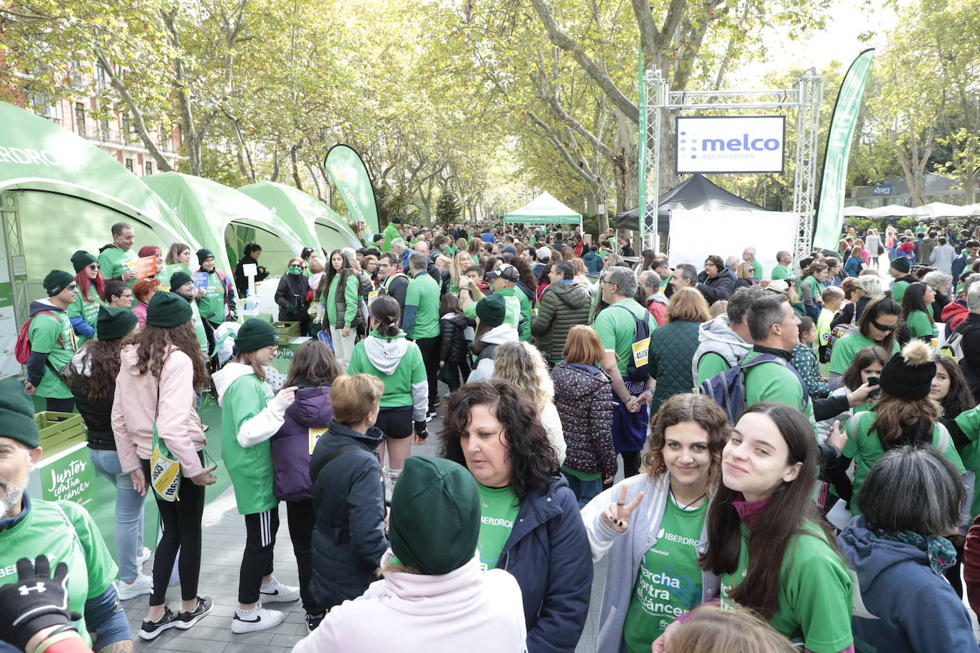 Fotos: La marcha contra el cáncer llena Valladolid de verde