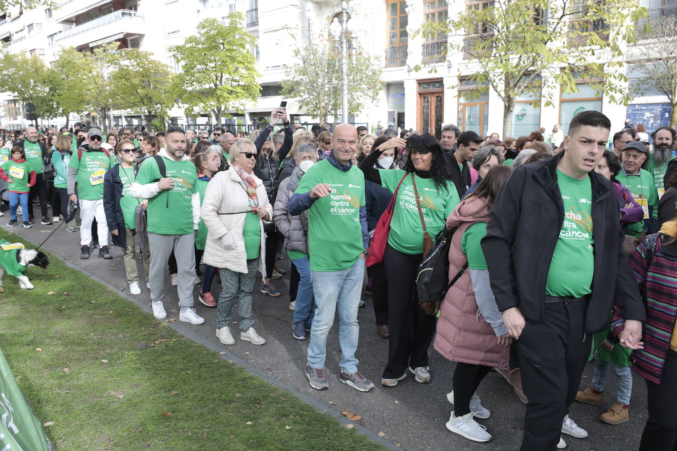 Fotos: La marcha contra el cáncer llena Valladolid de verde