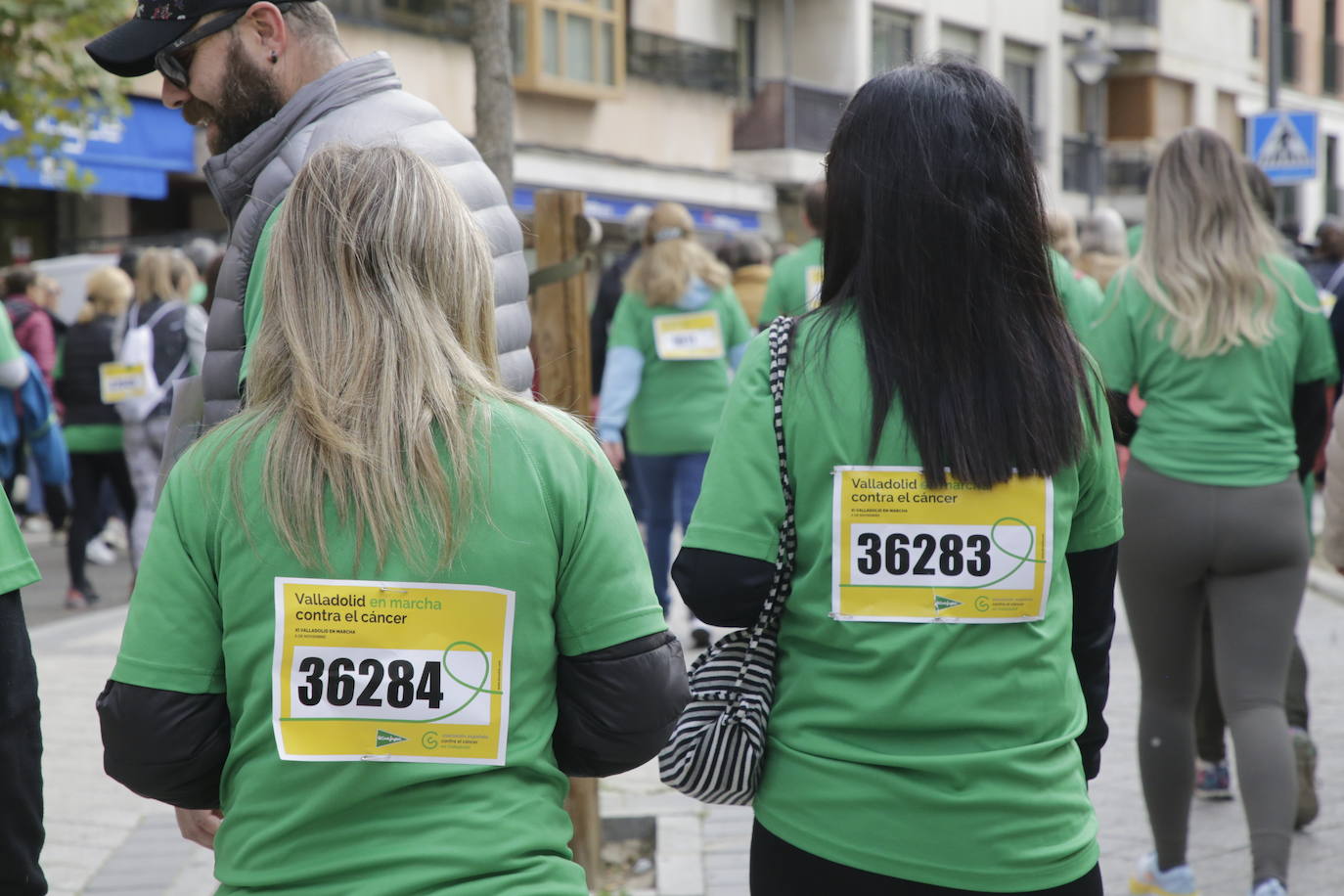 Fotos: La marcha contra el cáncer llena Valladolid de verde