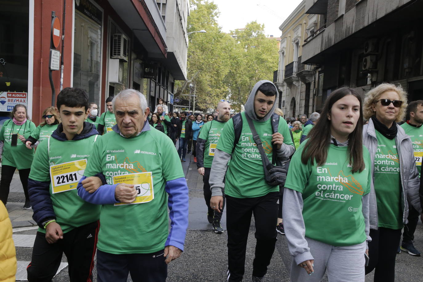 Fotos: La marcha contra el cáncer llena Valladolid de verde