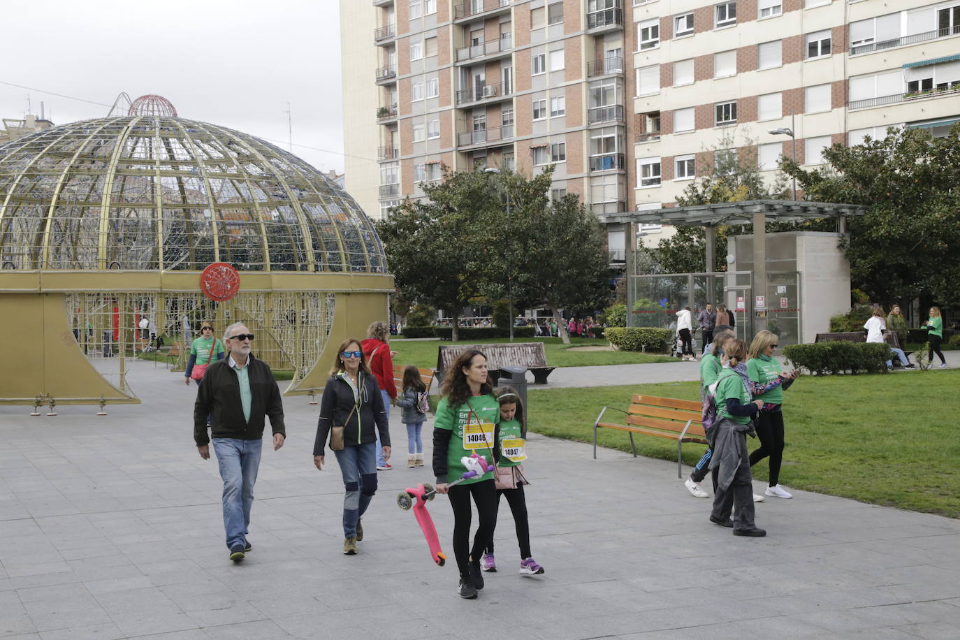 Fotos: La marcha contra el cáncer llena Valladolid de verde