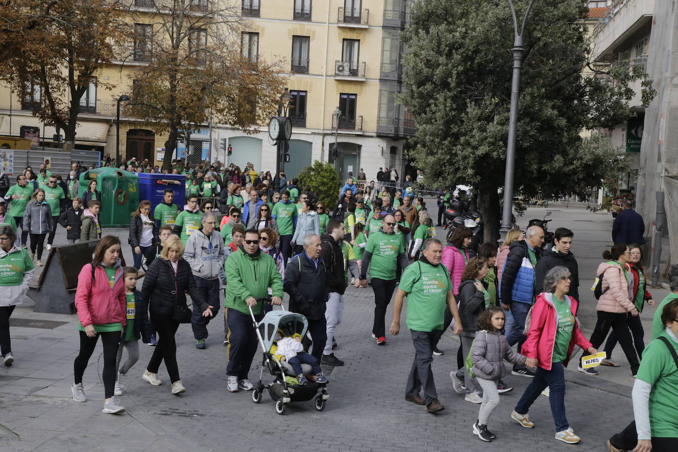 Fotos: La marcha contra el cáncer llena Valladolid de verde