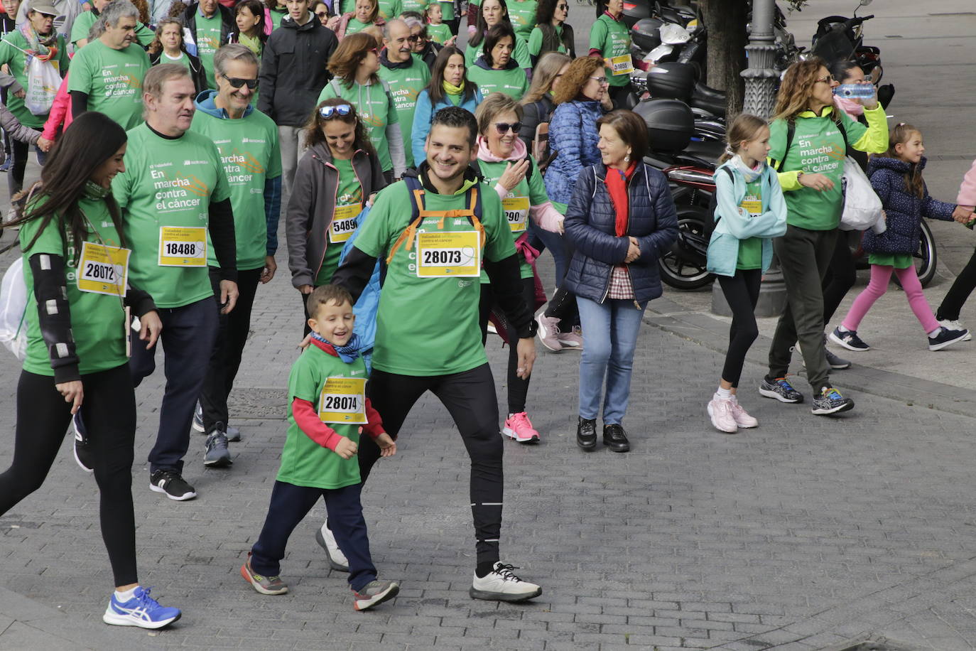 Fotos: La marcha contra el cáncer llena Valladolid de verde