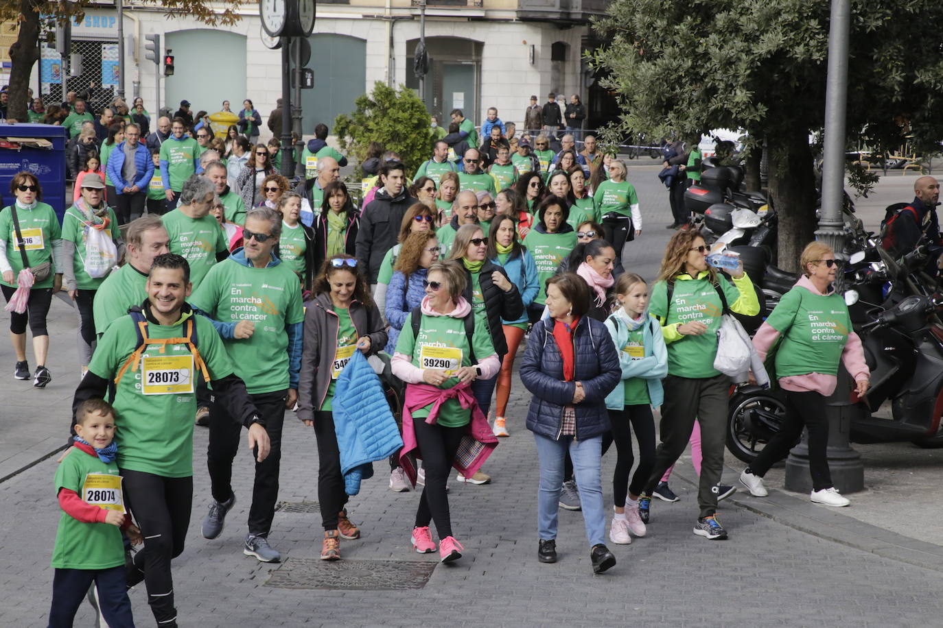 Fotos: La marcha contra el cáncer llena Valladolid de verde