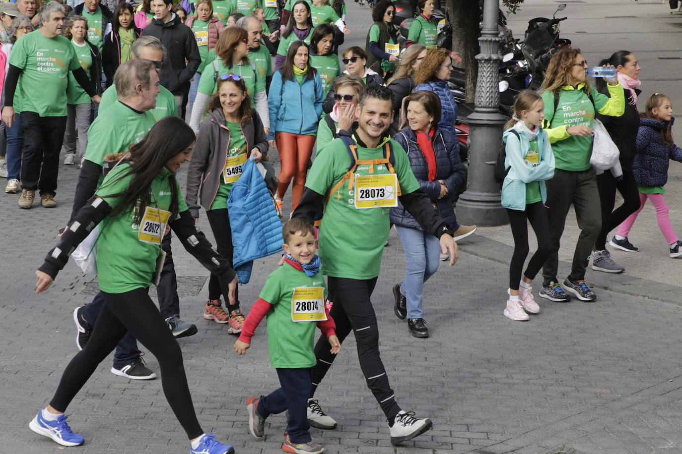 Fotos: La marcha contra el cáncer llena Valladolid de verde