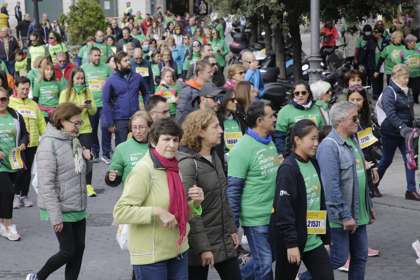 Fotos: La marcha contra el cáncer llena Valladolid de verde