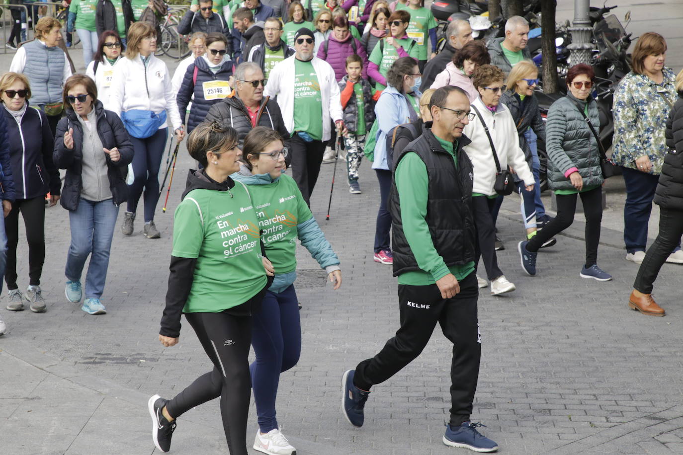 Fotos: La marcha contra el cáncer llena Valladolid de verde