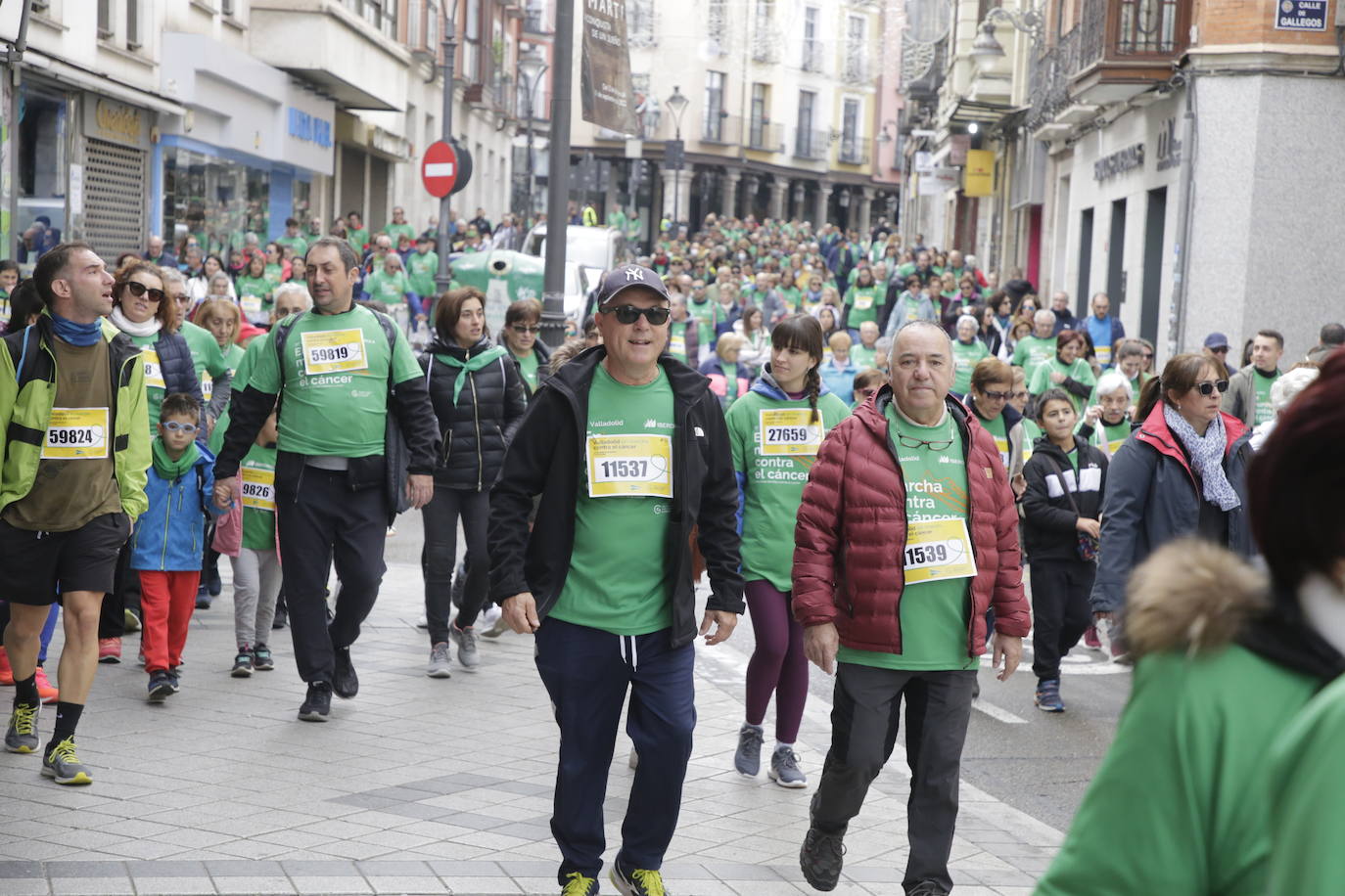 Fotos: La marcha contra el cáncer llena Valladolid de verde