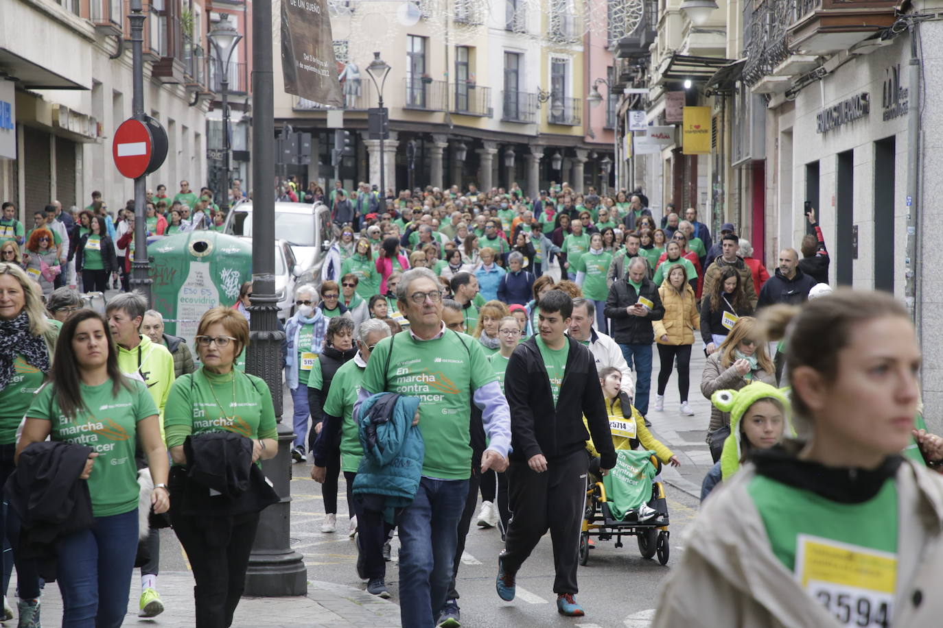 Fotos: La marcha contra el cáncer llena Valladolid de verde