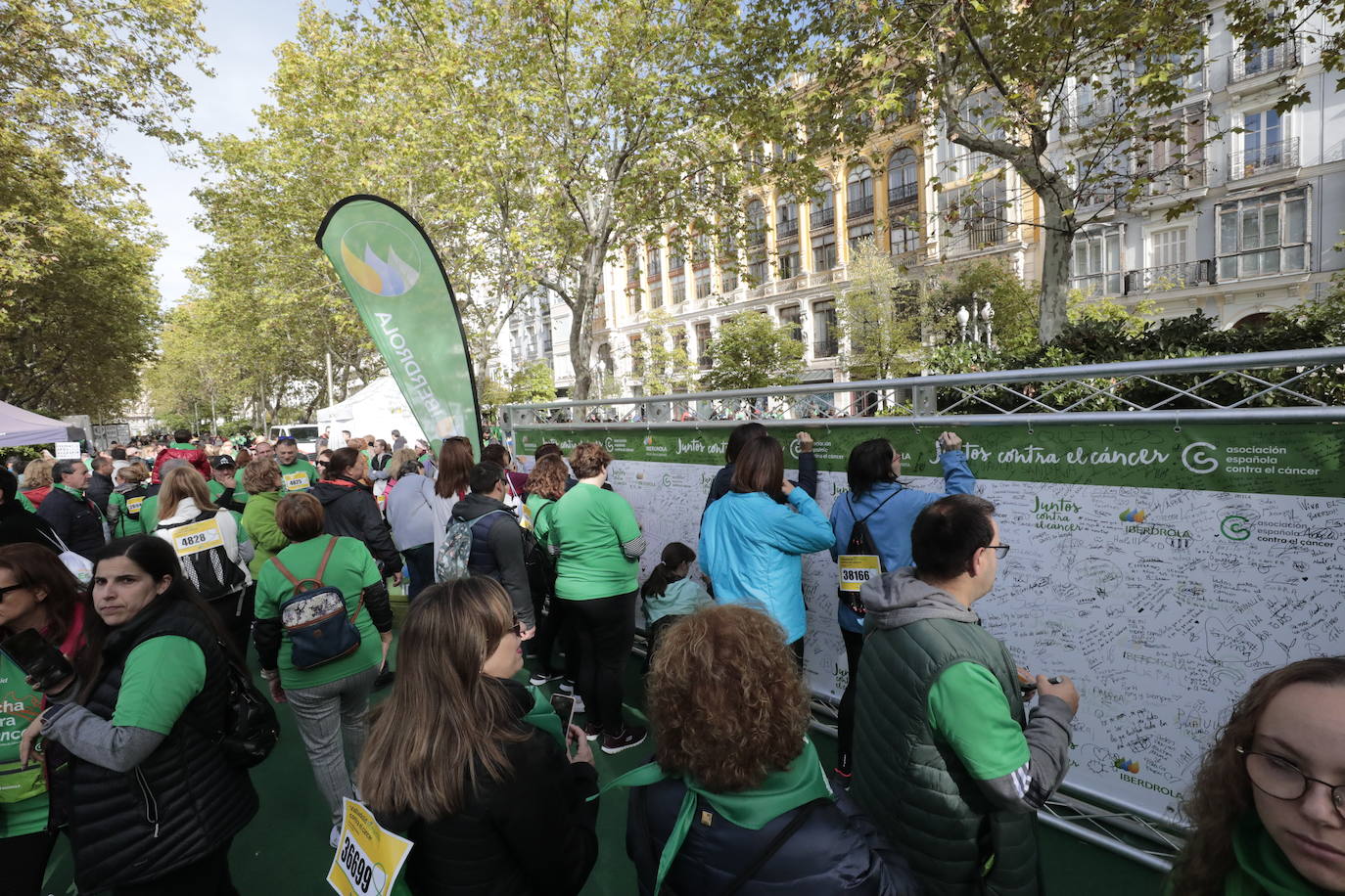 Fotos: La marcha contra el cáncer llena Valladolid de verde