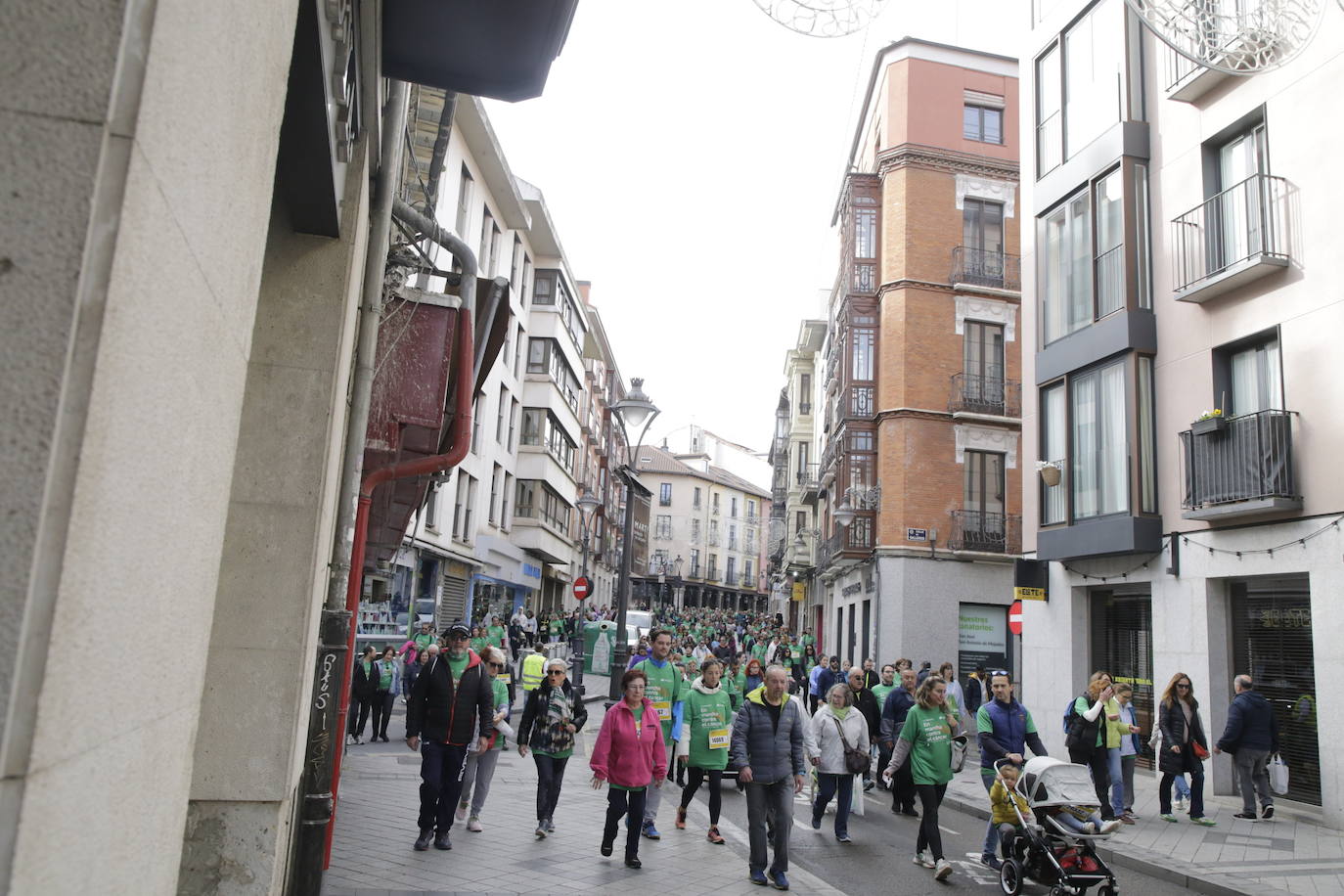 Fotos: La marcha contra el cáncer llena Valladolid de verde