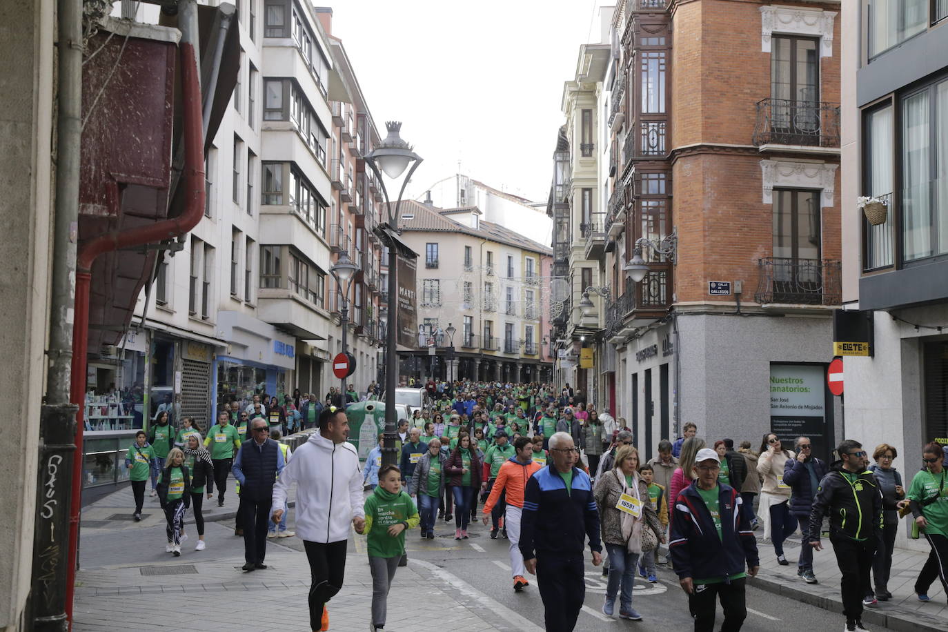 Fotos: La marcha contra el cáncer llena Valladolid de verde