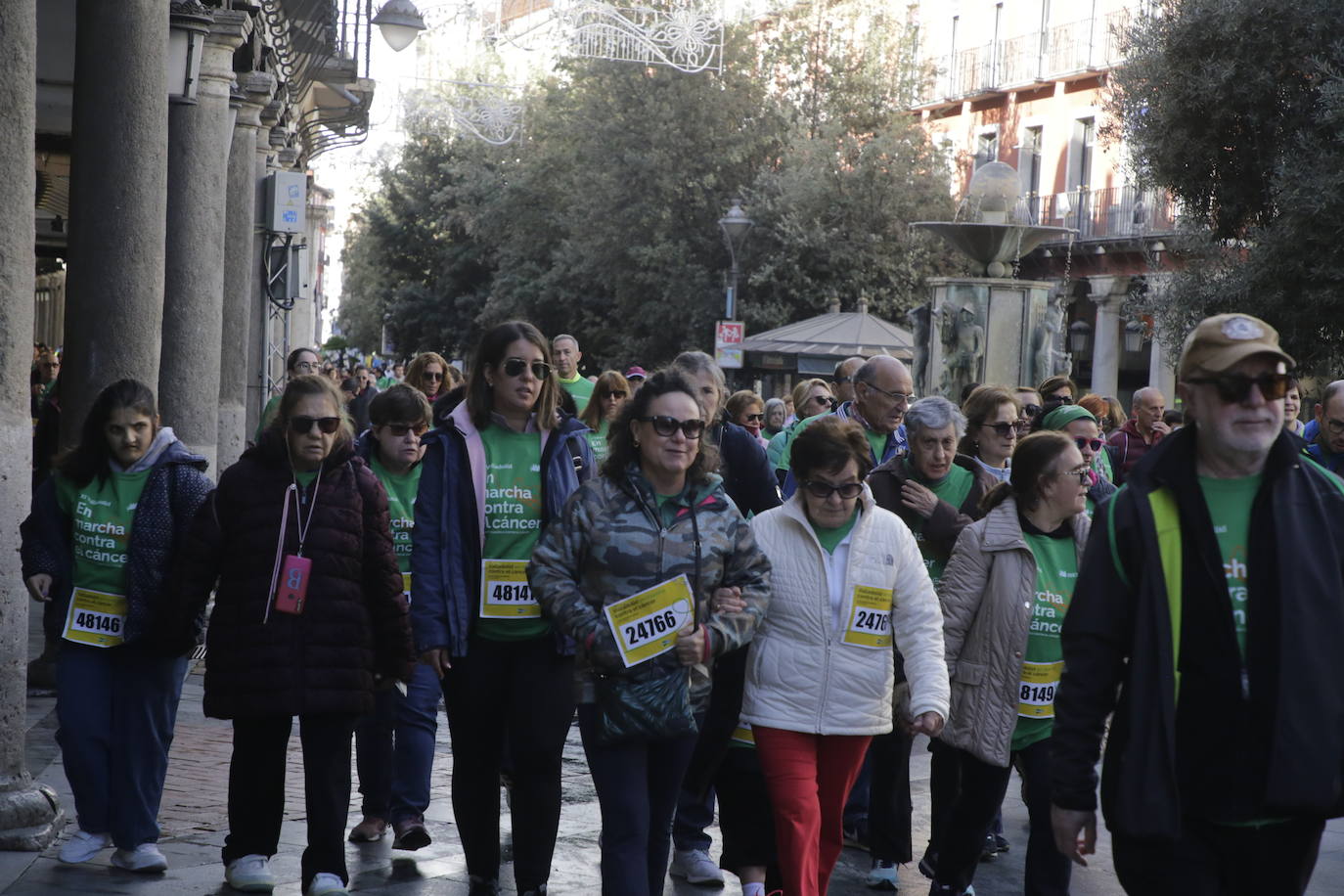 Fotos: La marcha contra el cáncer llena Valladolid de verde