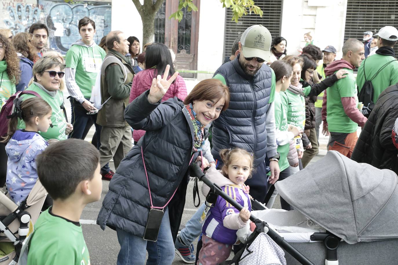 Fotos: La marcha contra el cáncer llena Valladolid de verde