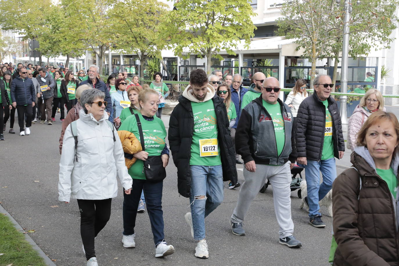 Fotos: La marcha contra el cáncer llena Valladolid de verde