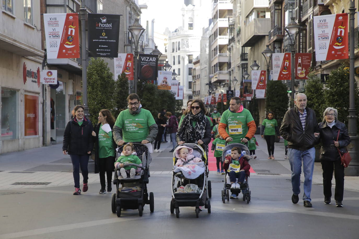 Fotos: La marcha contra el cáncer llena Valladolid de verde