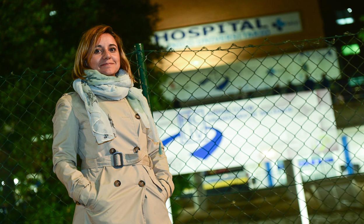 Sonia Marcos, frente a la entrada al Hospital Clínico. 