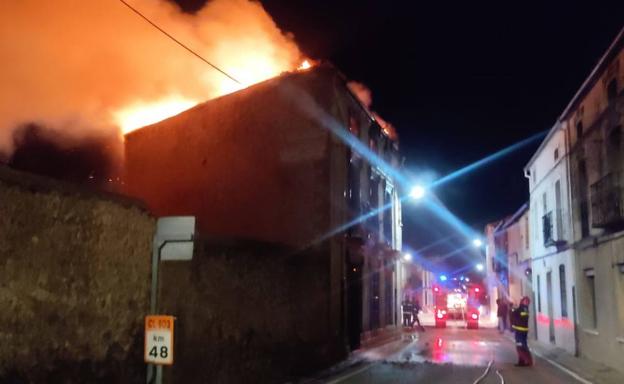 Los bomberos tratan de extinguir el incendio en la vivienda de Fuenterrebollo.