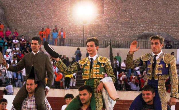 Daniel Martin (centro) saliendo a hombros de la plaza de toros de Olmedo tras la lidia de la novillada de Toros de Brazuelas.