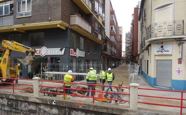 Trabajos en el colector de la calle Loza, del lado de Labradores. 