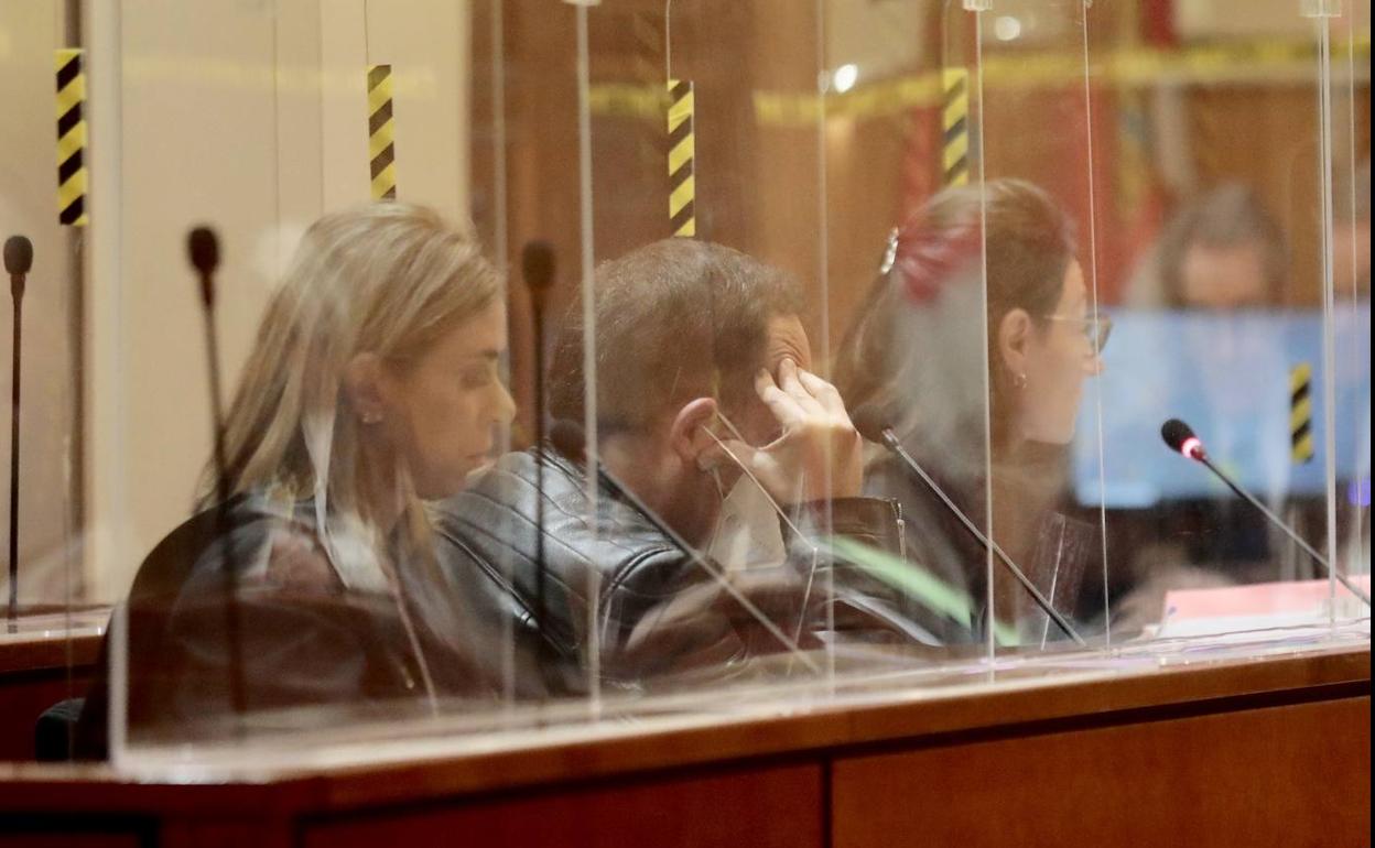 Daniel Soblechero, en el centro de la imagen, en la Audiencia de Valladolid.