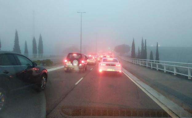 Vehículos detenidos en la bajada del puente de la avenida de Zamora de Valladolid. 