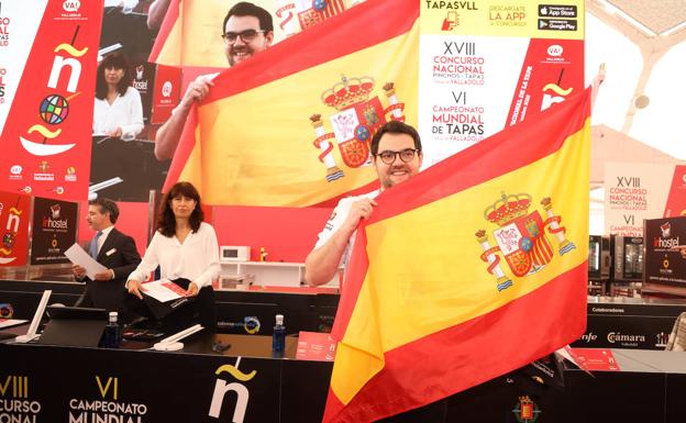 El vallisoletano Alejandro San José porta la bandera española porque competirá en representación de España en el VI Campeonato Mundial de Tapas, en la Cúpula del Milenio. 